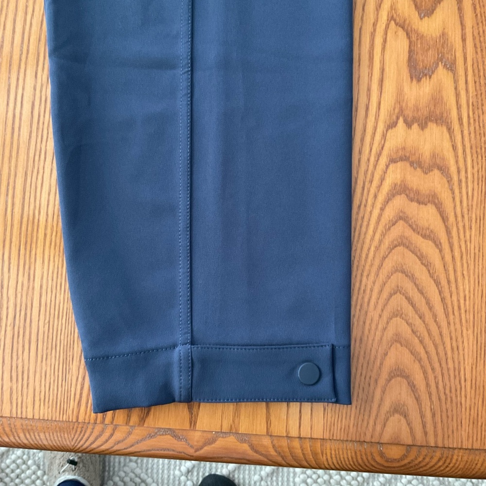 Athleta Navy Endless High Rise Cargo Pant. Navy Blue with zip front/rear pockets - Picture 6 of 13